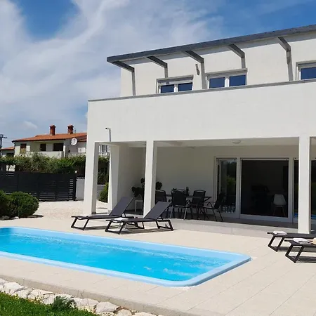 Aria Mit Pool, In *