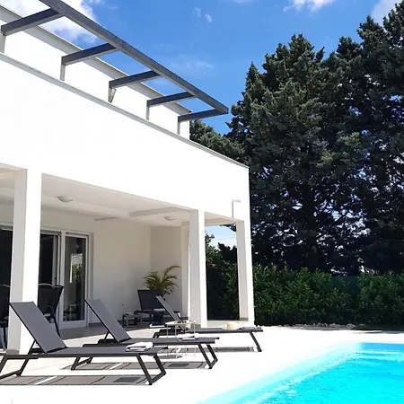 Aria Mit Pool, In *